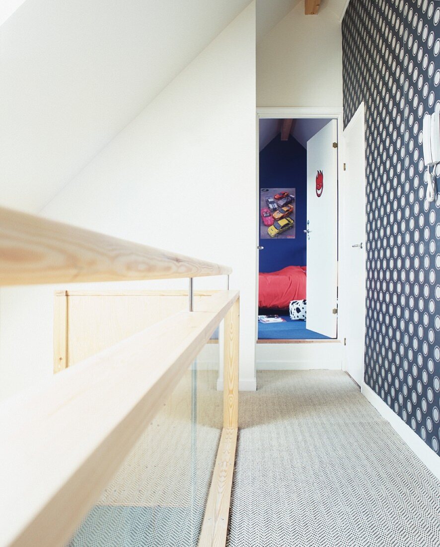 Moderne Galerie und offene Kinderzimmertür im Dachgeschoss