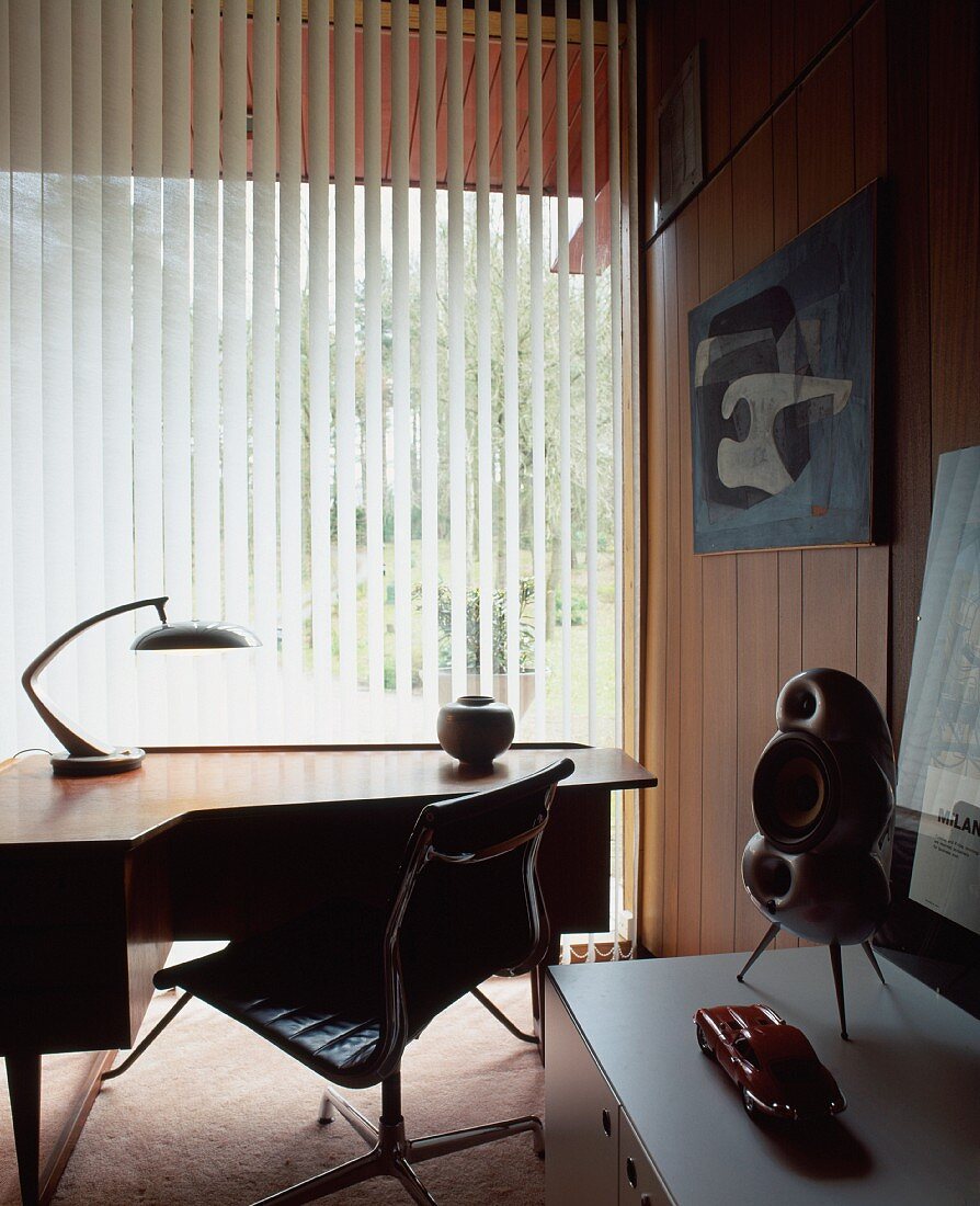 Home office im Fiftiesstil vor Lamellenvorhang am Fenster