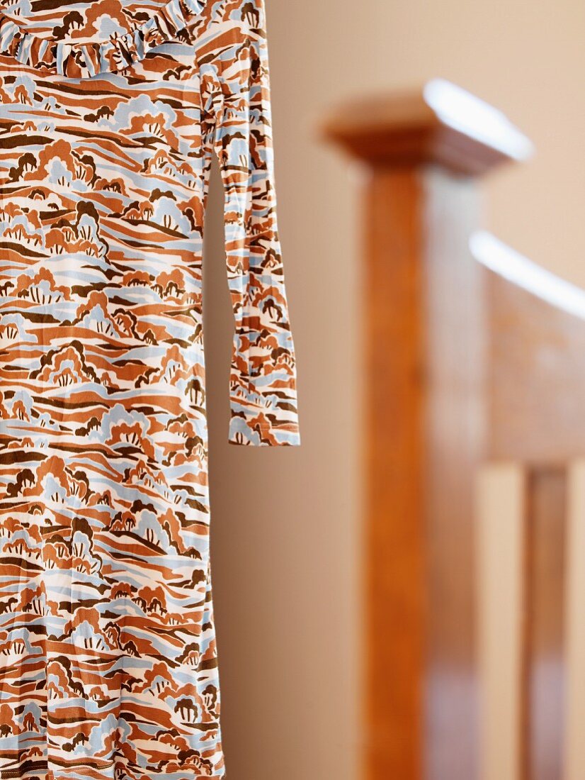 Aufgehängtes Kleid mit abstraktem Muster