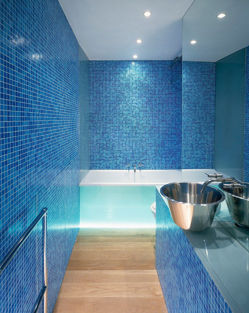 Badezimmer mit blauen Mosaikfliesen und Waschschüssel aus Edelstahl