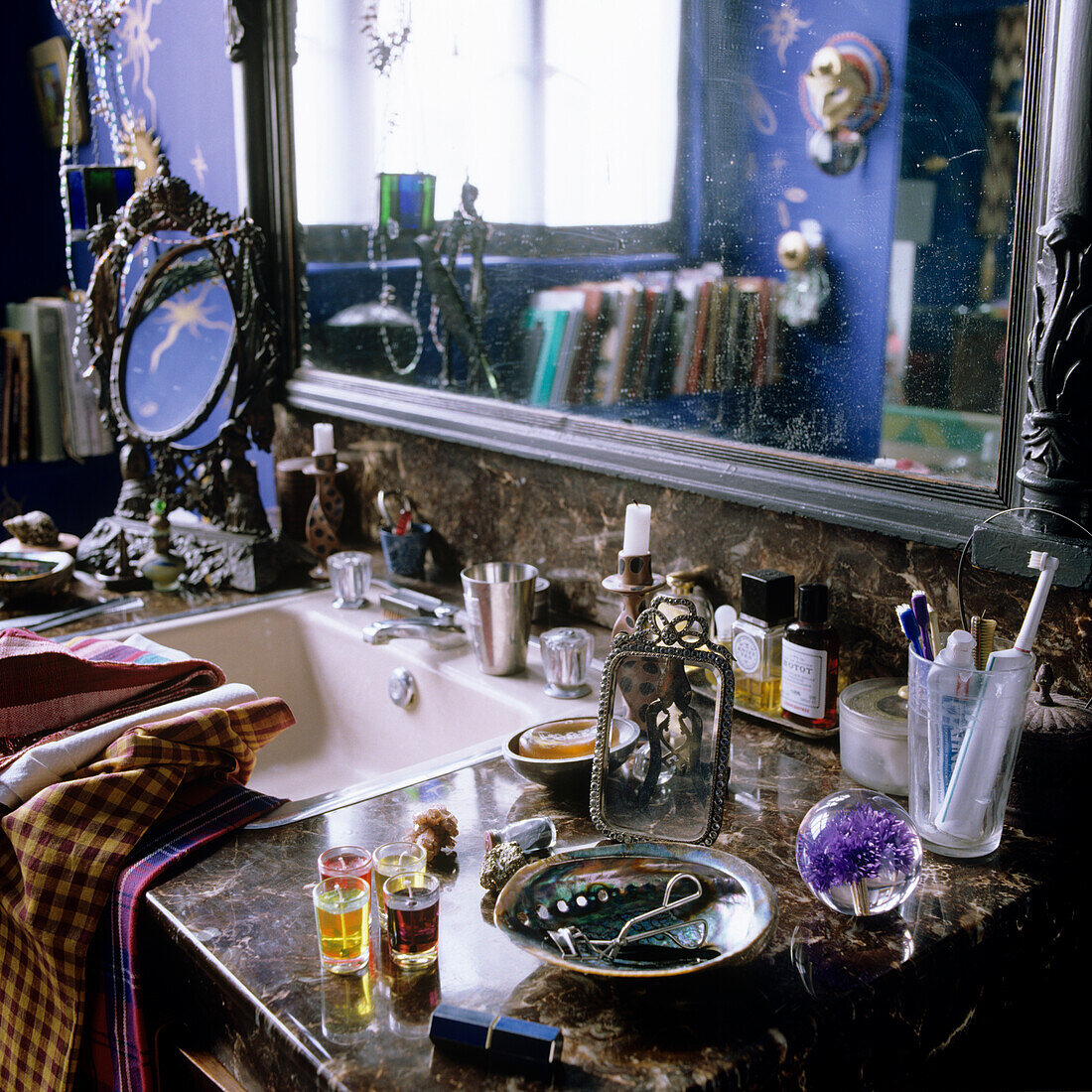 Waschtisch mit Spiegel und persönlichen Gegenständen
