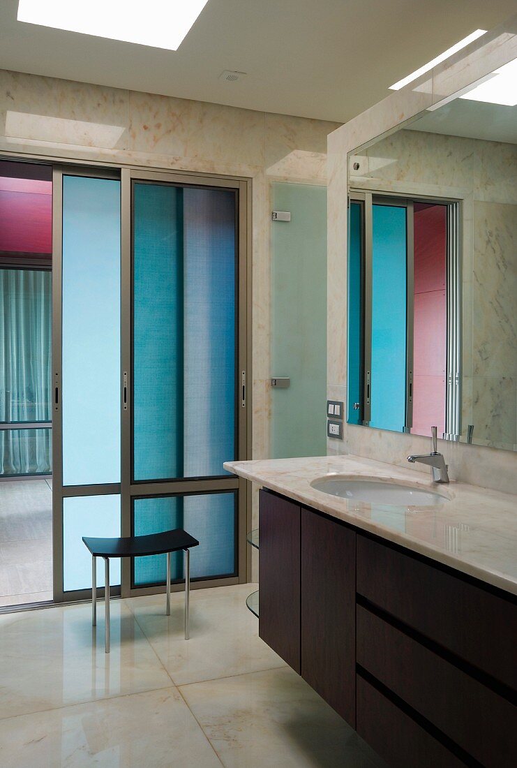 Elegantes Badezimmer mit Marmor