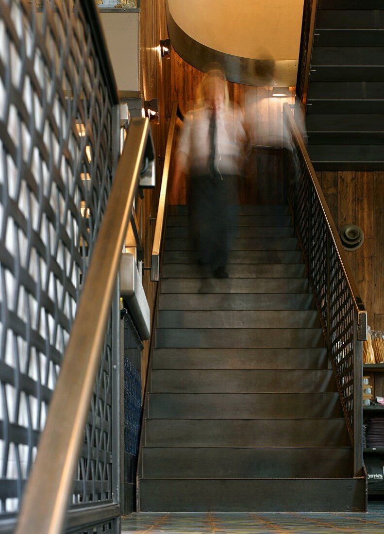 Treppe im Retrostil aus gefaltetem braunschwarzem Stahl und Geländer aus Metallgeflecht in Londoner Coffee Bar