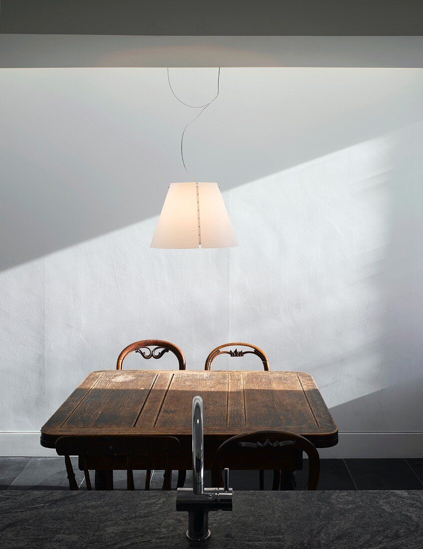 Rustikaler Esstisch & Stühle aus Holz mit moderner Deckenlampe