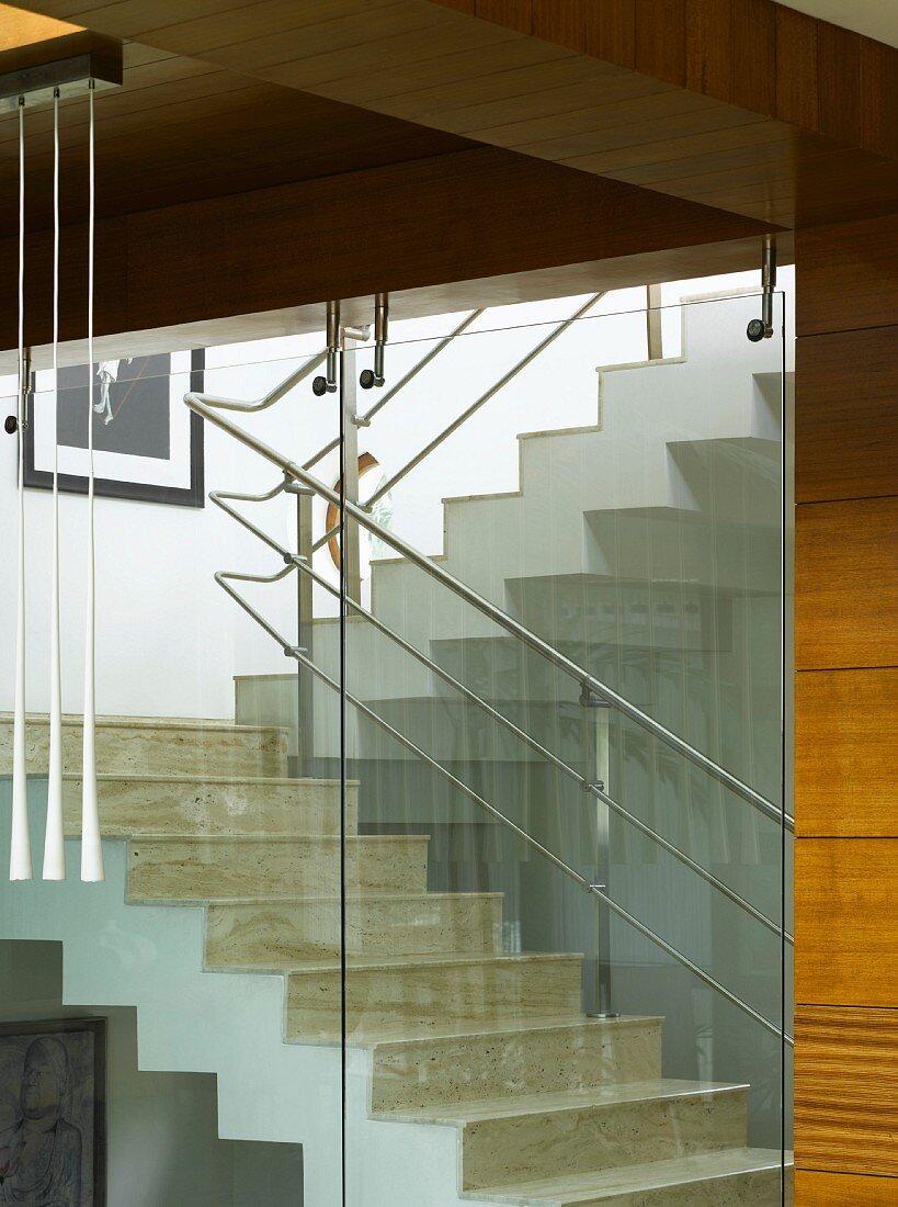 Verglastes Treppenhaus mit Metallgeländer