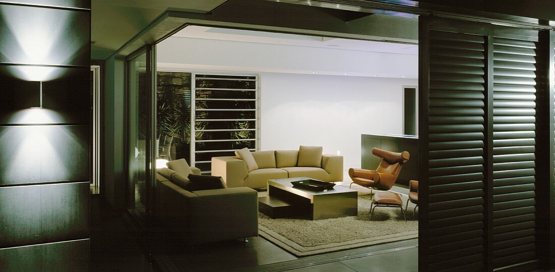 Blick in Wohnzimmer mit Sofas, Couchtisch & Sesseln