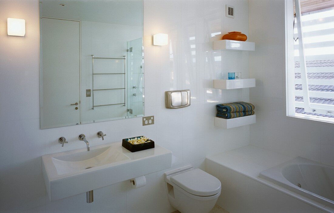 Modernes Bad in weiss mit Wanne, Toilette & Waschtisch