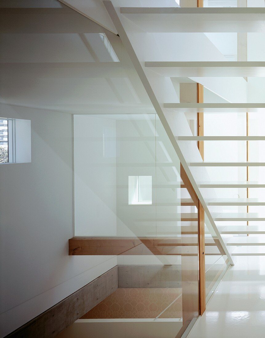 Treppenhaus mit Glaswänden in Wohnhaus