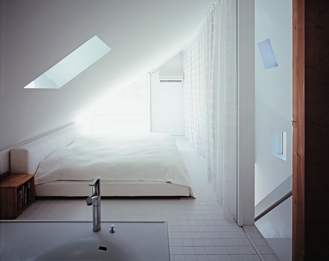 Schlafbereich & Waschbecken unter Dachschräge