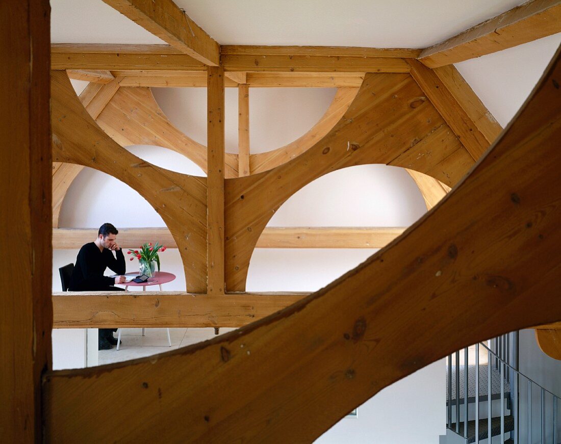 Dachgeschoss mit aufwendiger, dekorativer Holzkonstruktion