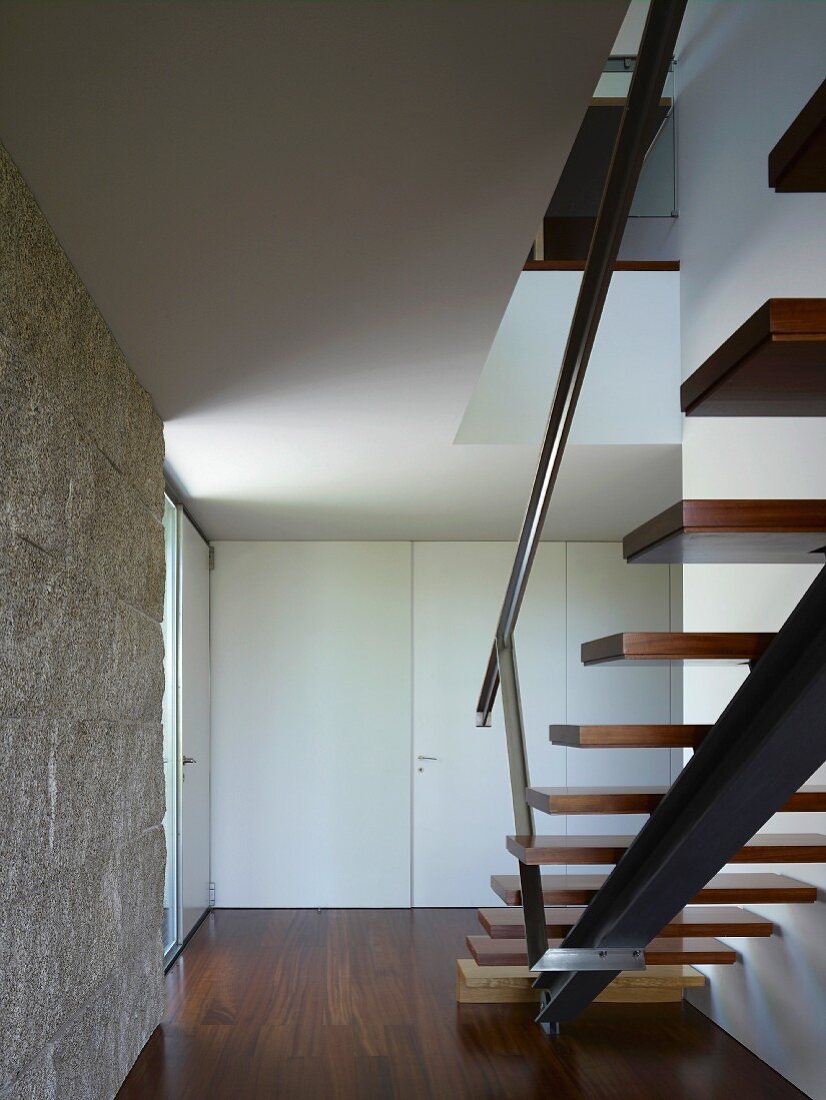 Treppenhaus mit Holztreppe