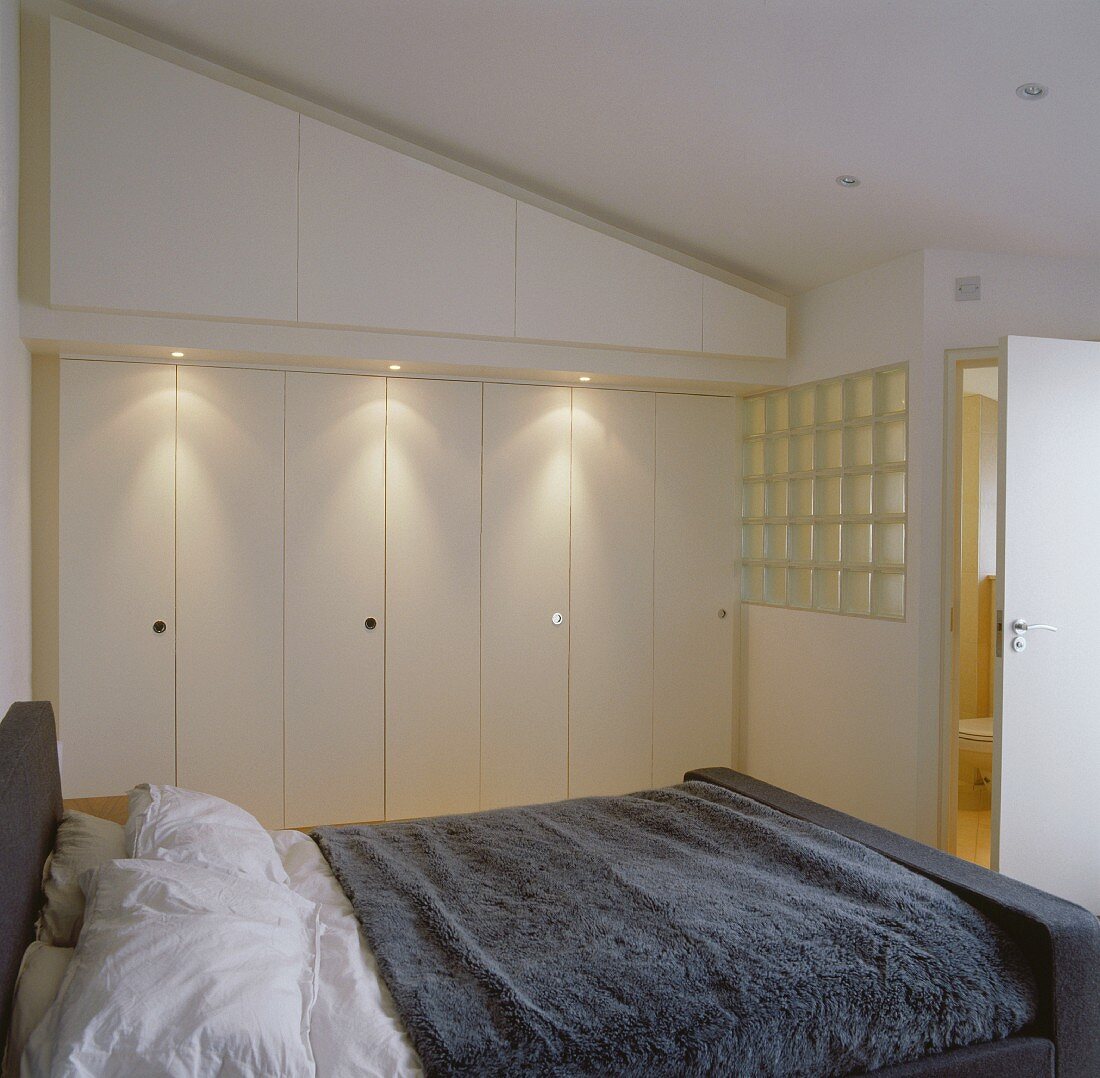 Schlafzimmer mit Doppelbett & Einbauschrank