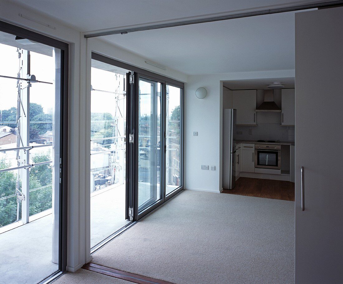 Blick aus dem Wohnzimmer auf die Balkontür und in die Küche