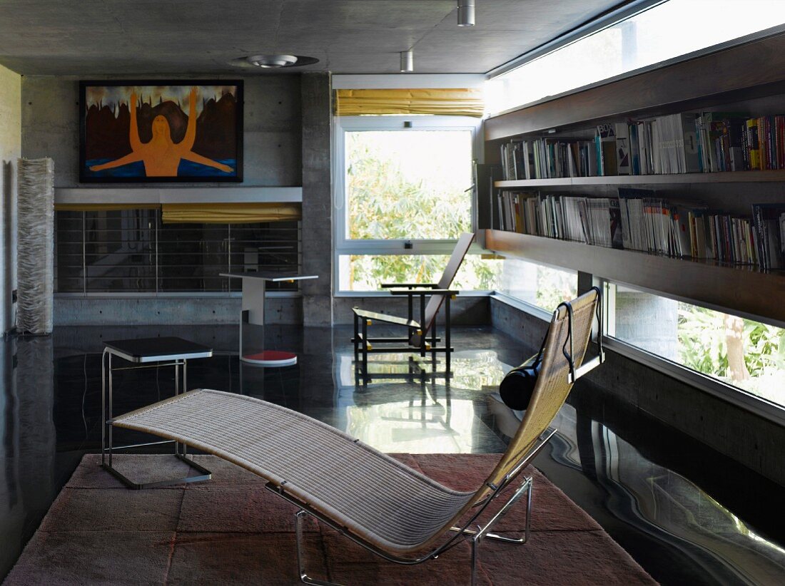 Wohnraum mit Bücherregal & Liege, Stuhl & Beistelltisch