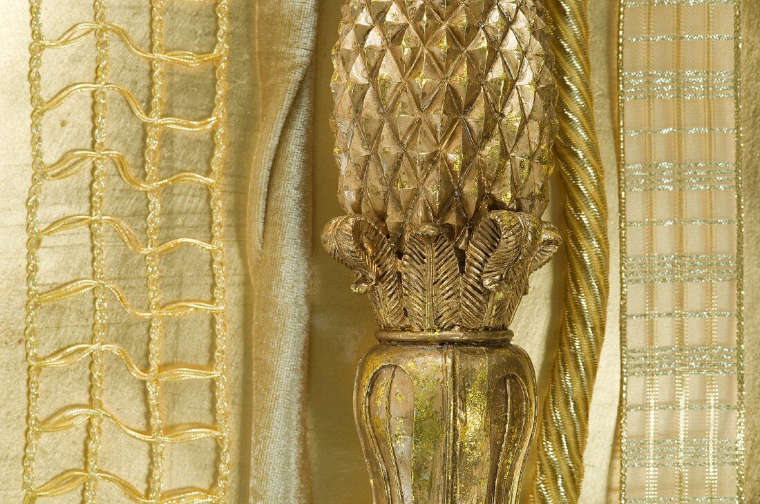 Goldener Kerzenständer (Detail) und Bänder für Weihnachten