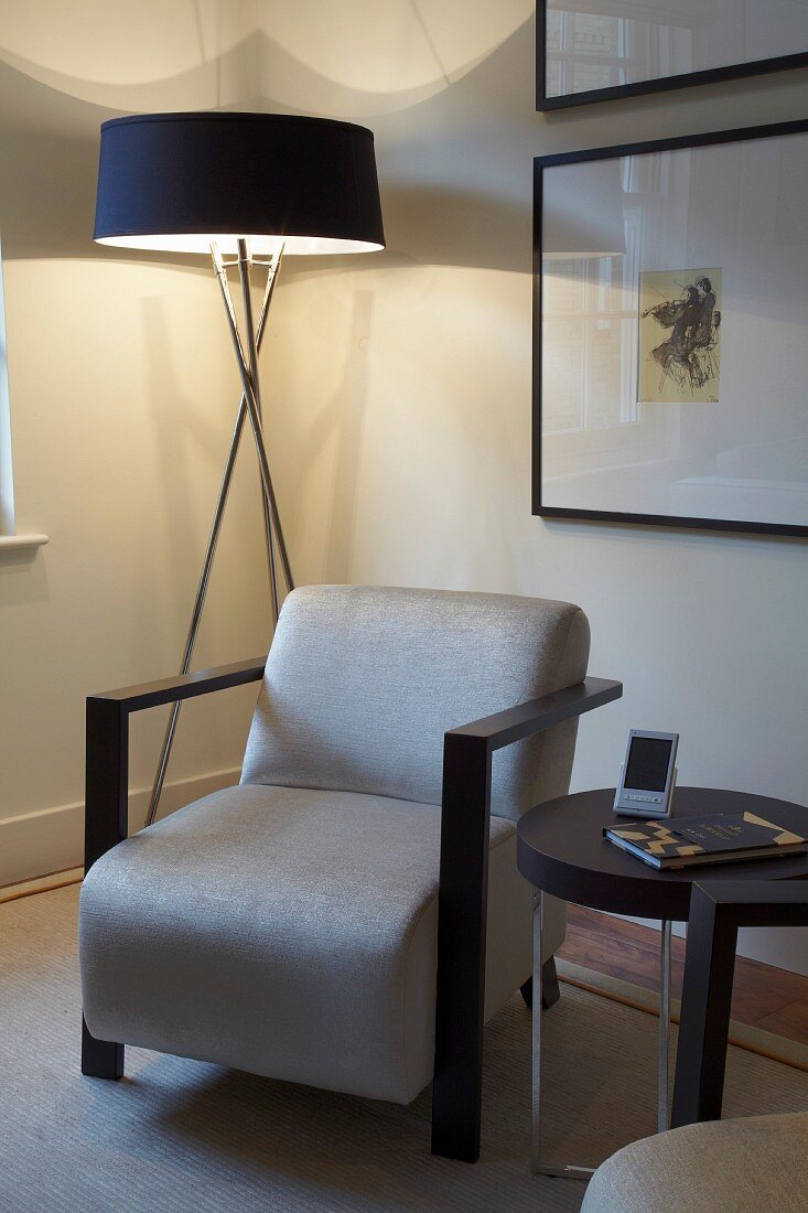 Wohnzimmerecke mit Stehlampe, Sessel und Beistelltisch