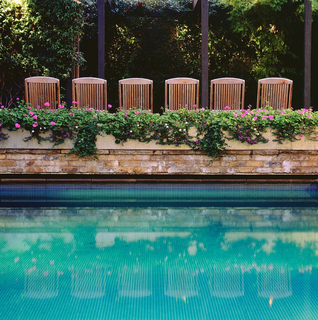 Pool von Blumenkästen umgeben und Liegestühle