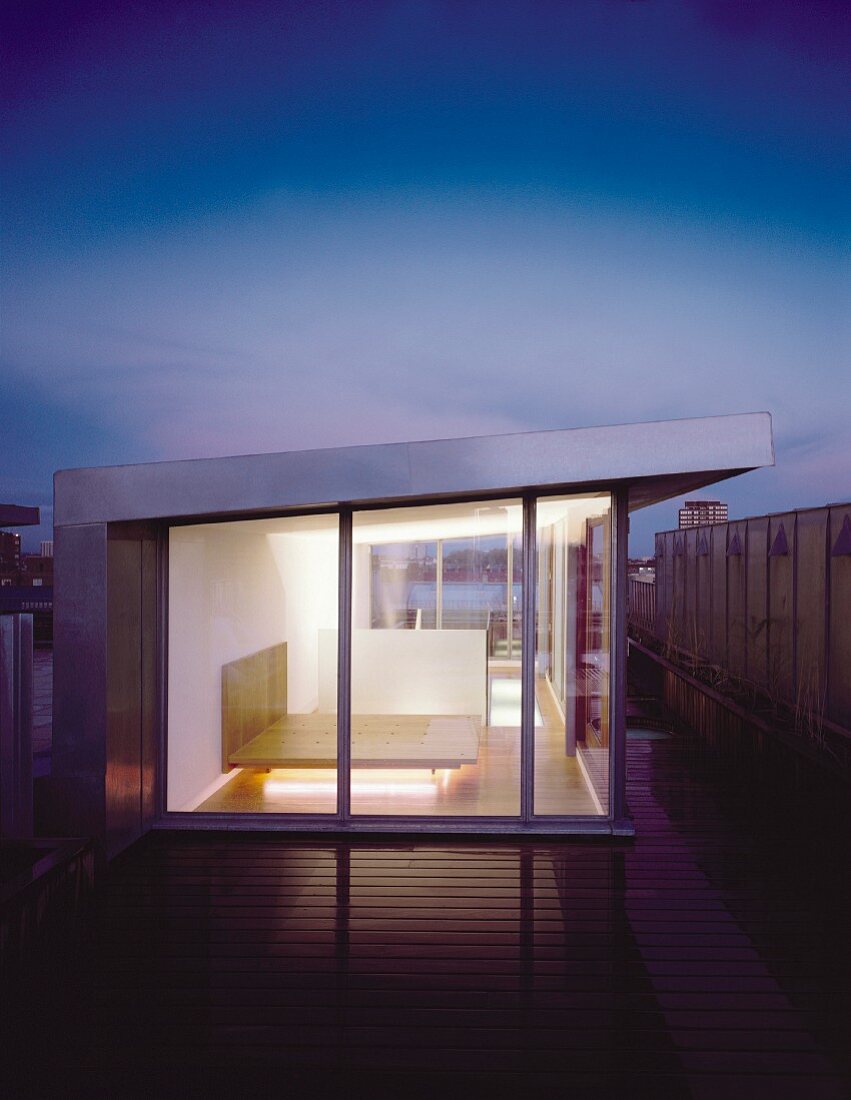 Modernes Penthaus mit Glasfassade und Blick in Schlafraum