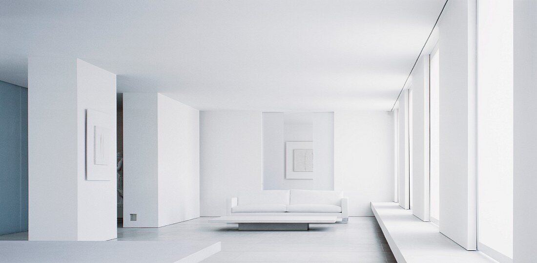 Moderner minimalistischer Wohnraum mit Sofa