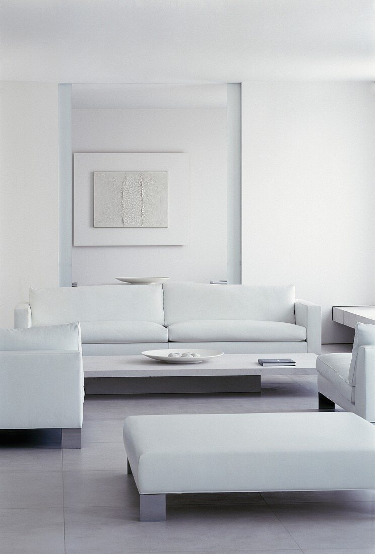 weiße Sofagarnitur im coolen Wohnraum