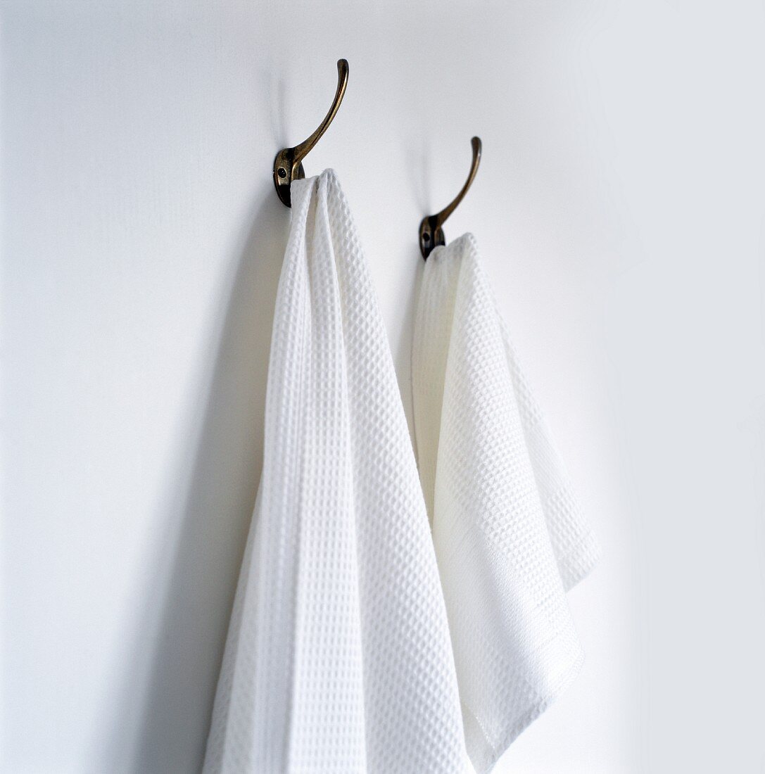 weiße Handtücher auf Kleiderhaken