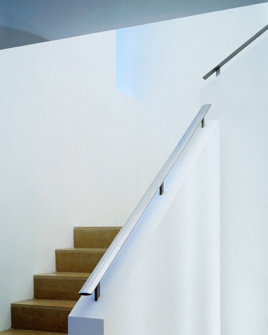 Treppe mit gemauertem Geländer und Handlauf aus Edelstahl
