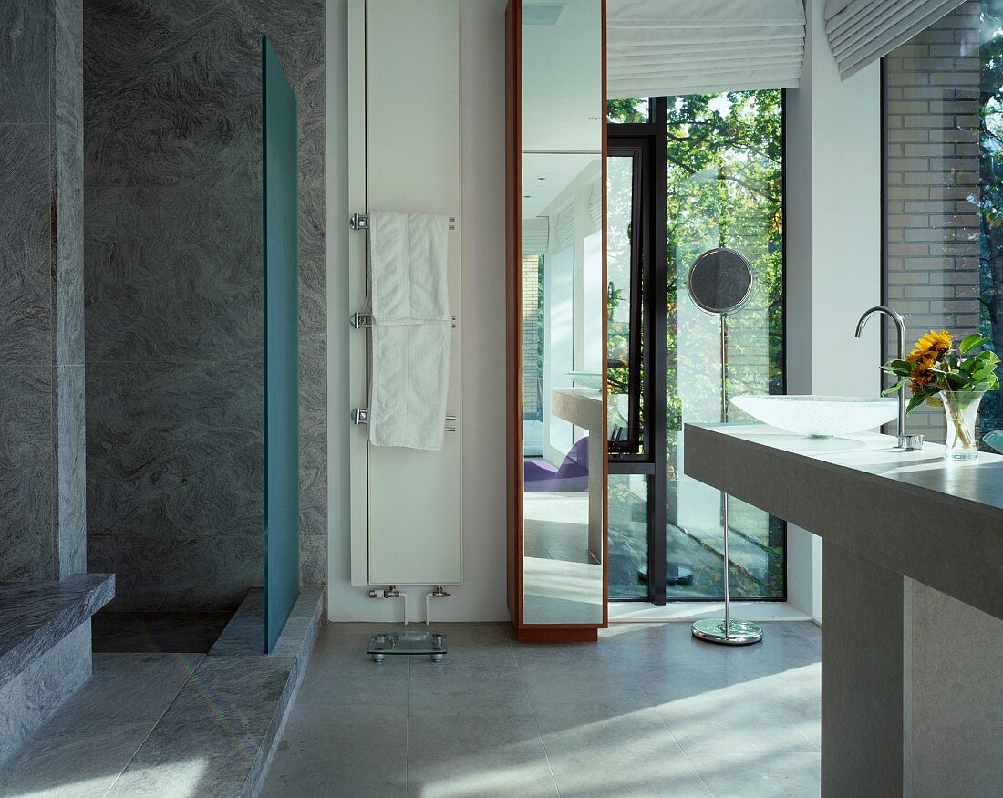 Designer Bad mit Duschbereich aus Marmor