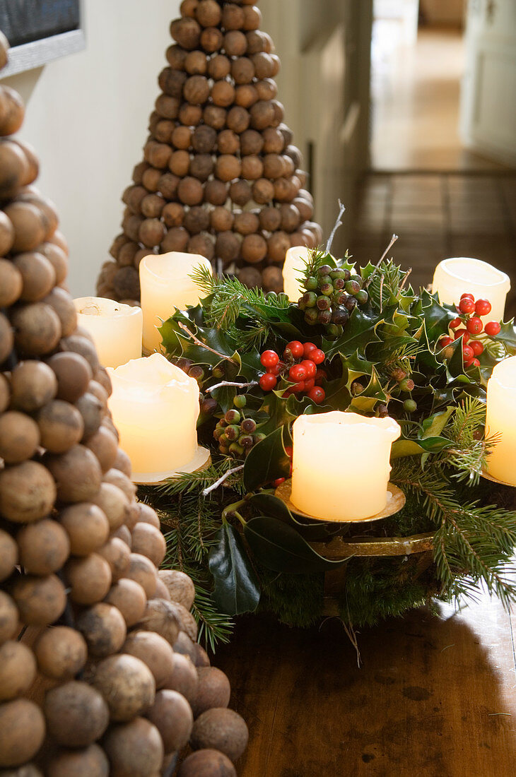 Weihnachtskranz mit weissen Kerzen und Deko-Tannen aus Holzkugeln