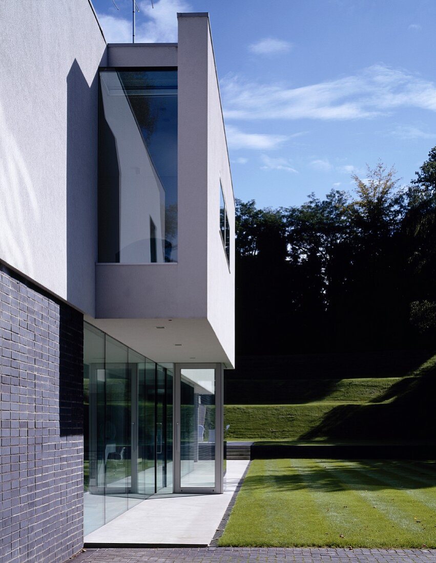 Kastenförmiges Wohnhaus aus Glas und Beton auf zwei Etagen