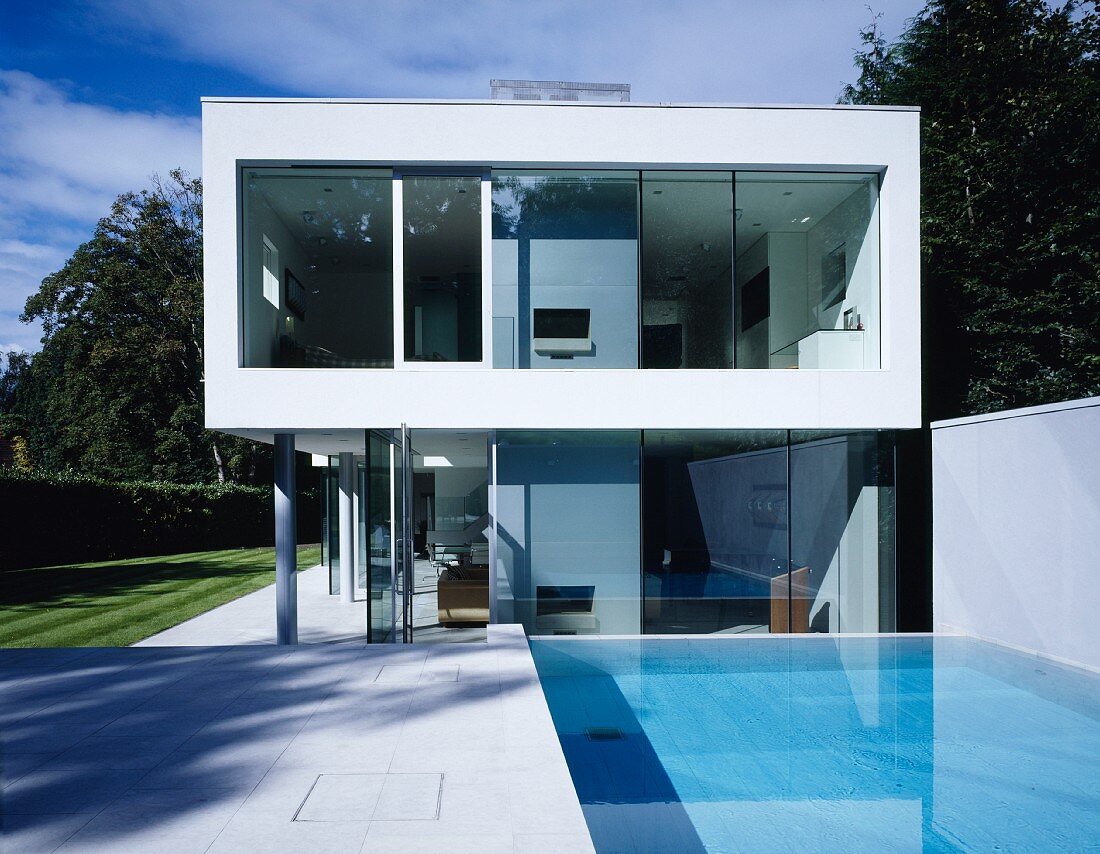 Poolbereich des kastenförmigen Wohnhauses aus Glas und Beton auf zwei Etagen