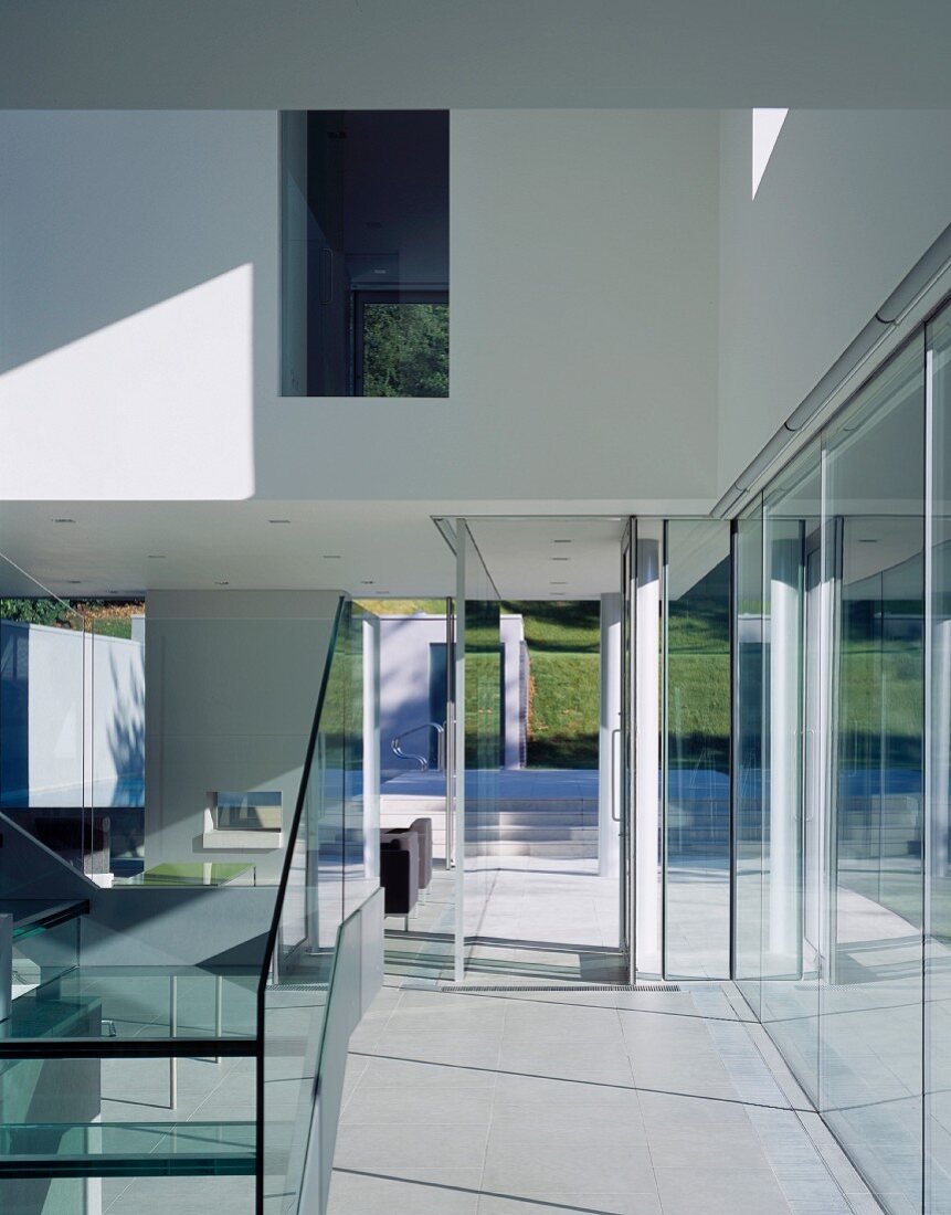 Glastreppe im Wohnbereich neben der langen Glasfront
