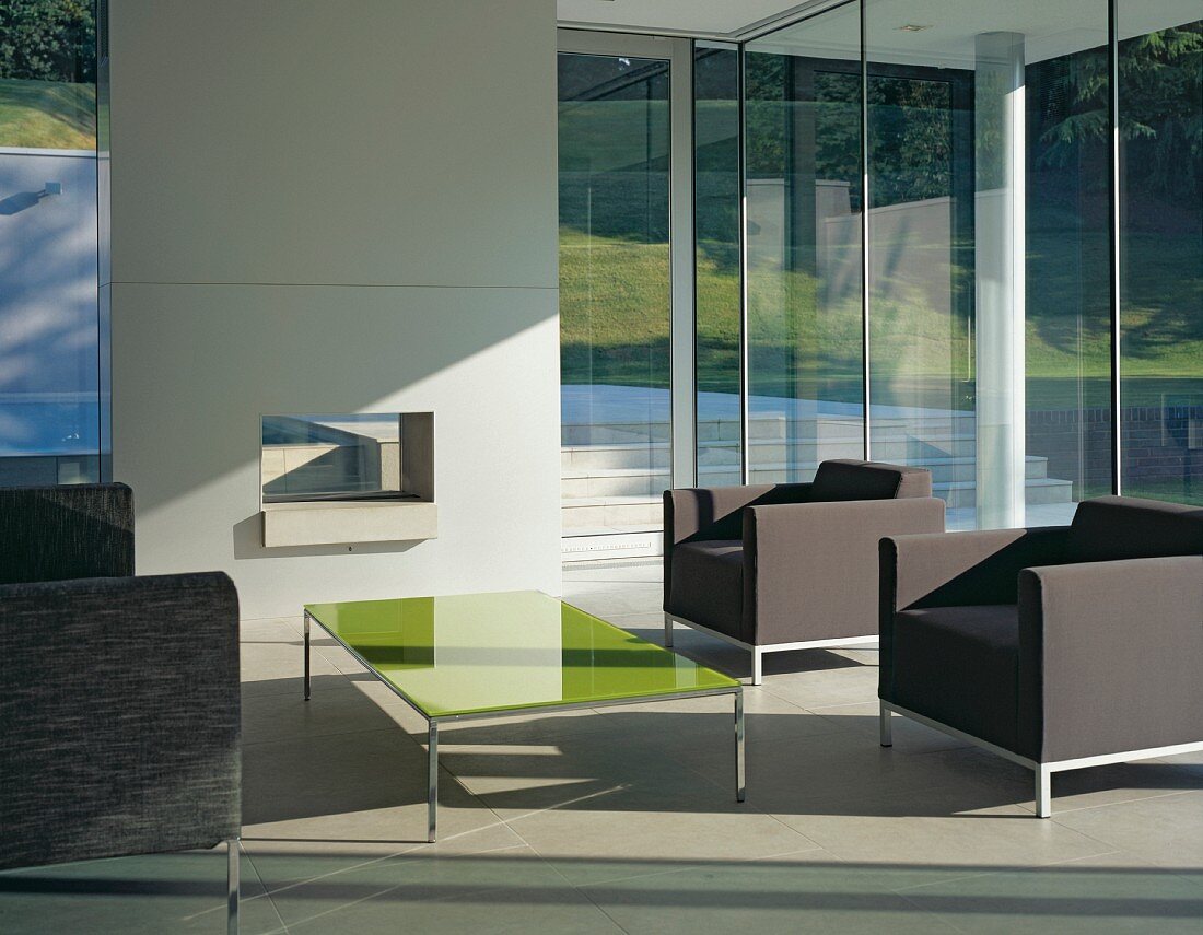 Modernes Wohnzimmer mit Glaswänden
