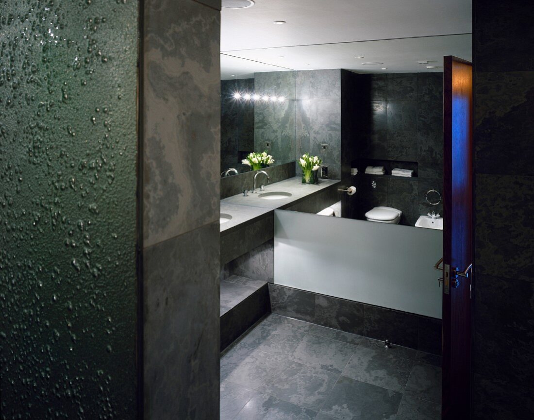 Ein elegantes Badezimmer in grauen Tönen