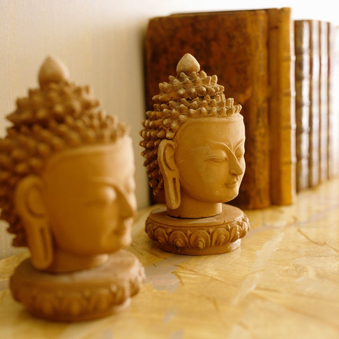 Buddhaköpfe aus Gips auf Ablage