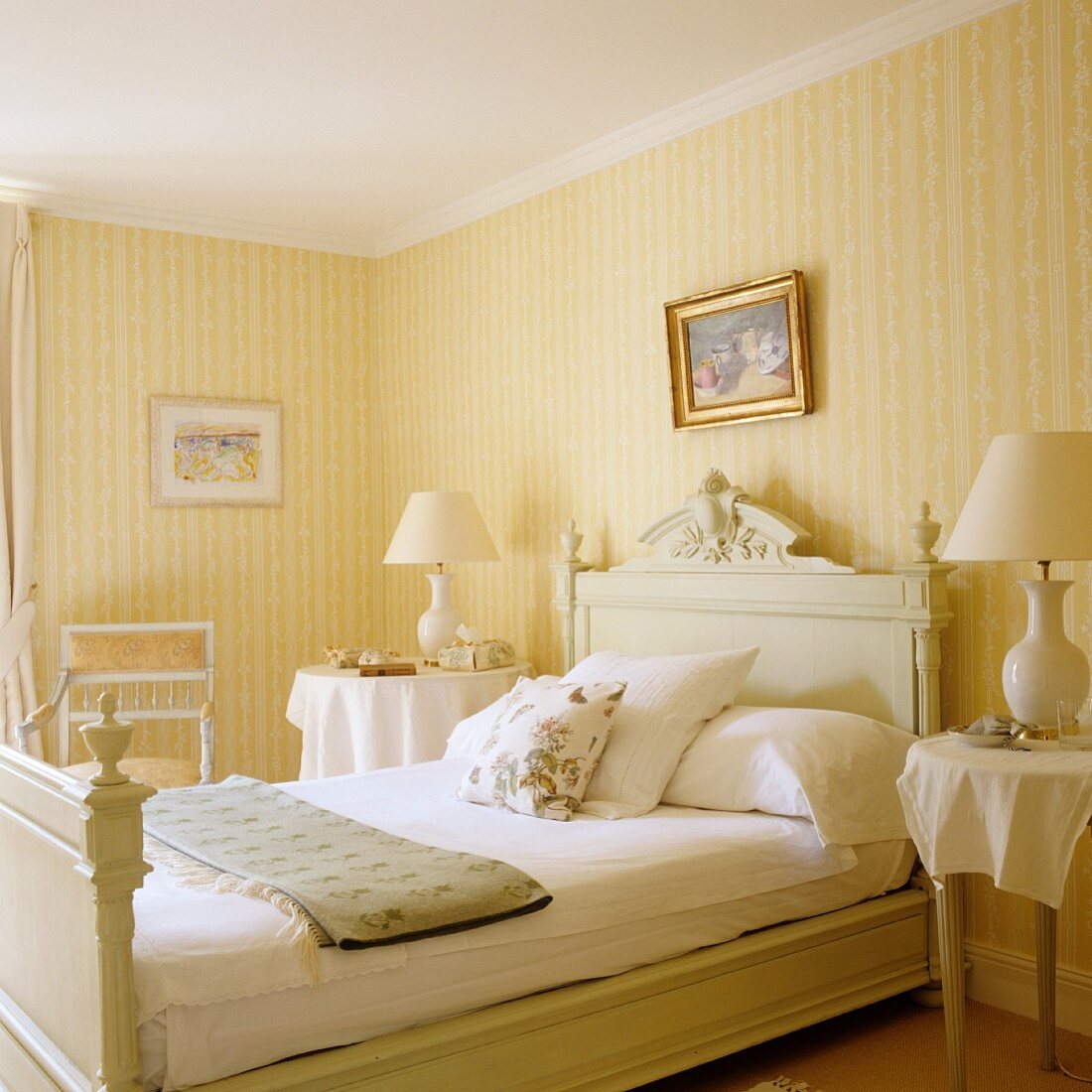 Helles Schlafzimmer im traditionellen Stil mit gelb-weissen Streifen auf Tapete an Wand