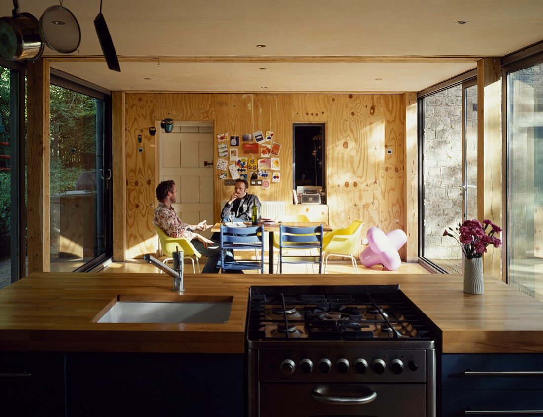 Moderner Küchenblock vor Essplatz im offenen Wohnraum