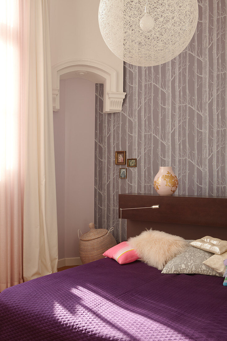 Designerhängelampe über Doppelbett in Schlafzimmerecke mit traditionellem Flair