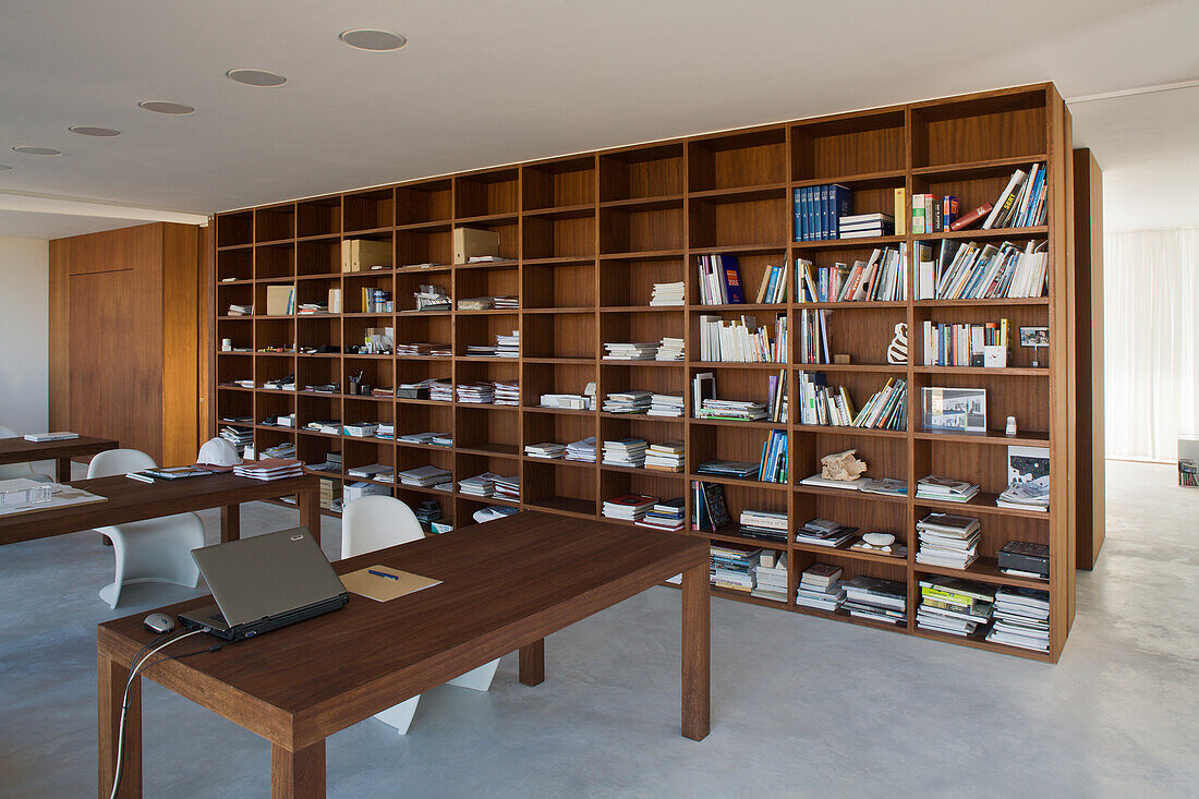 Großes Bücherregal aus Holz im Arbeitszimmer