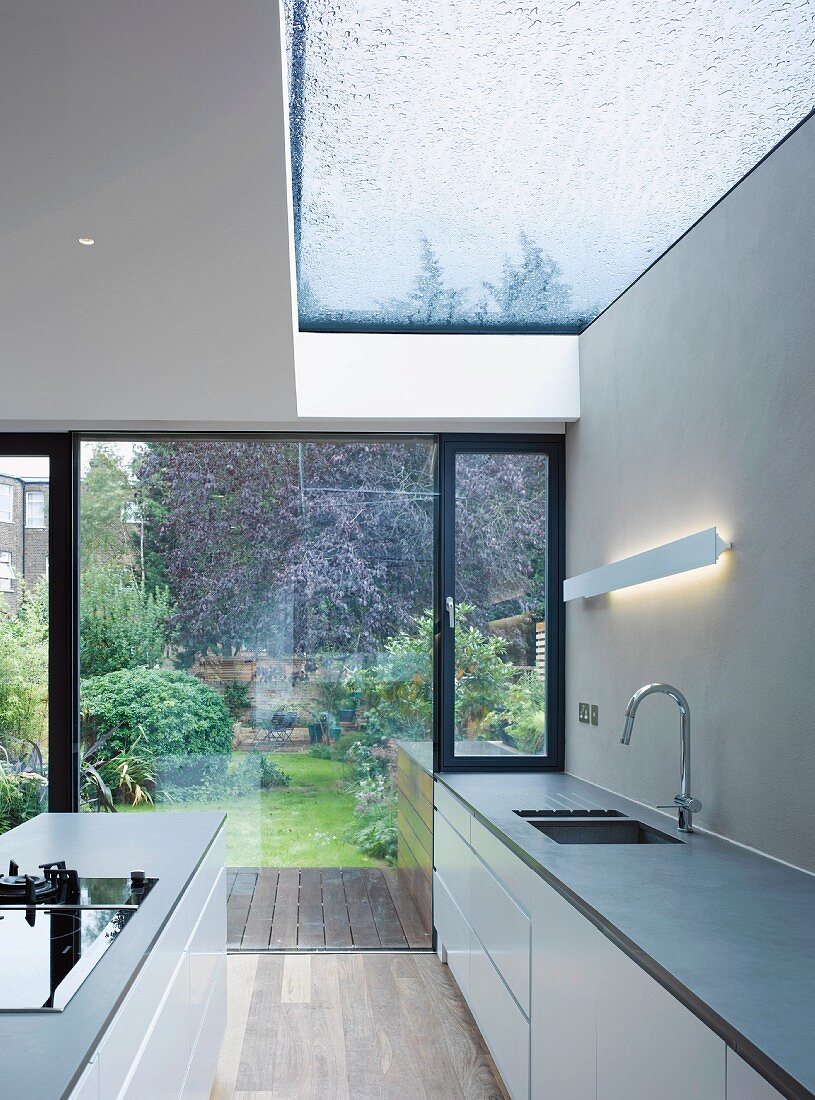 Unterschränke und Kücheninsel in einer Küche mit Glasdach