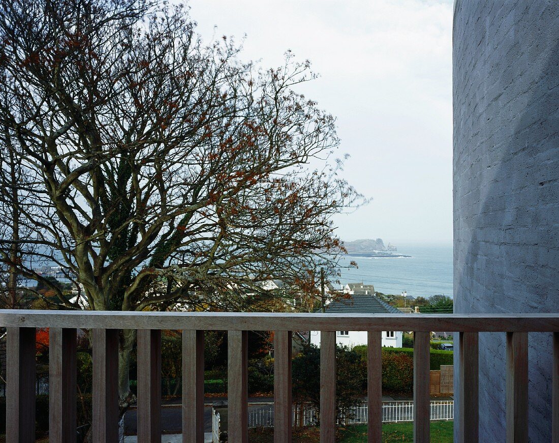 Blick vom Balkon auf den Garten und zum Hafen