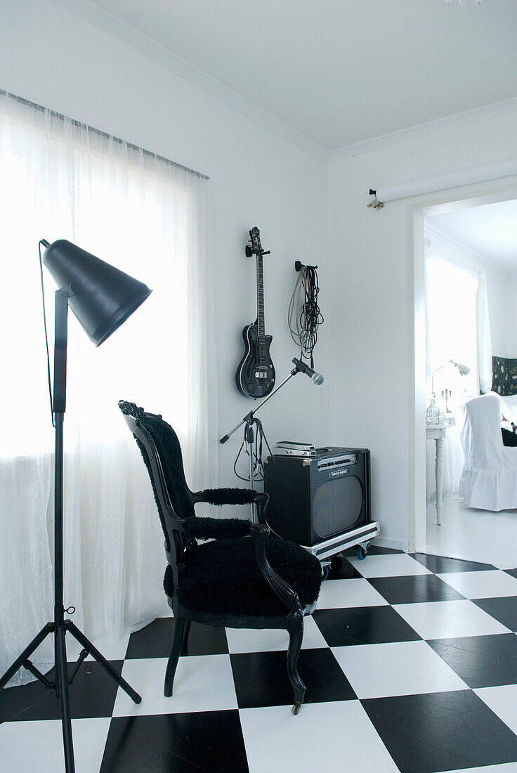 Schwarz-weißes Schachbrettmuster auf dem Boden eines Musikzimmers