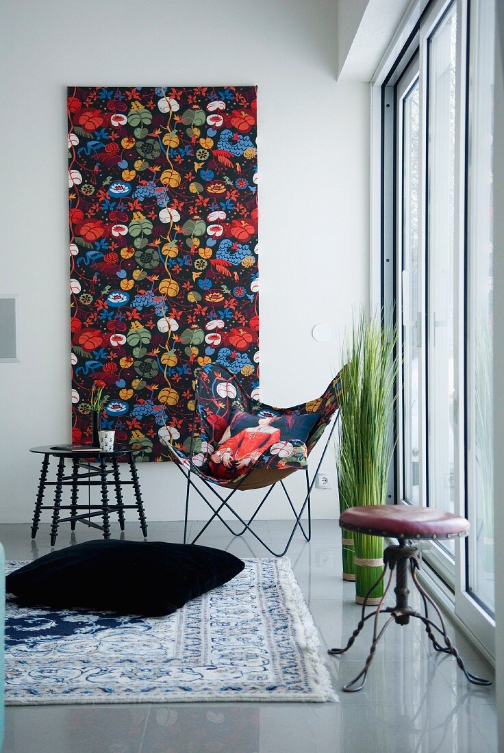 Helle Zimmerecke mit klassischem Schmetterlingsstuhl und Gemälde im gleichen Design