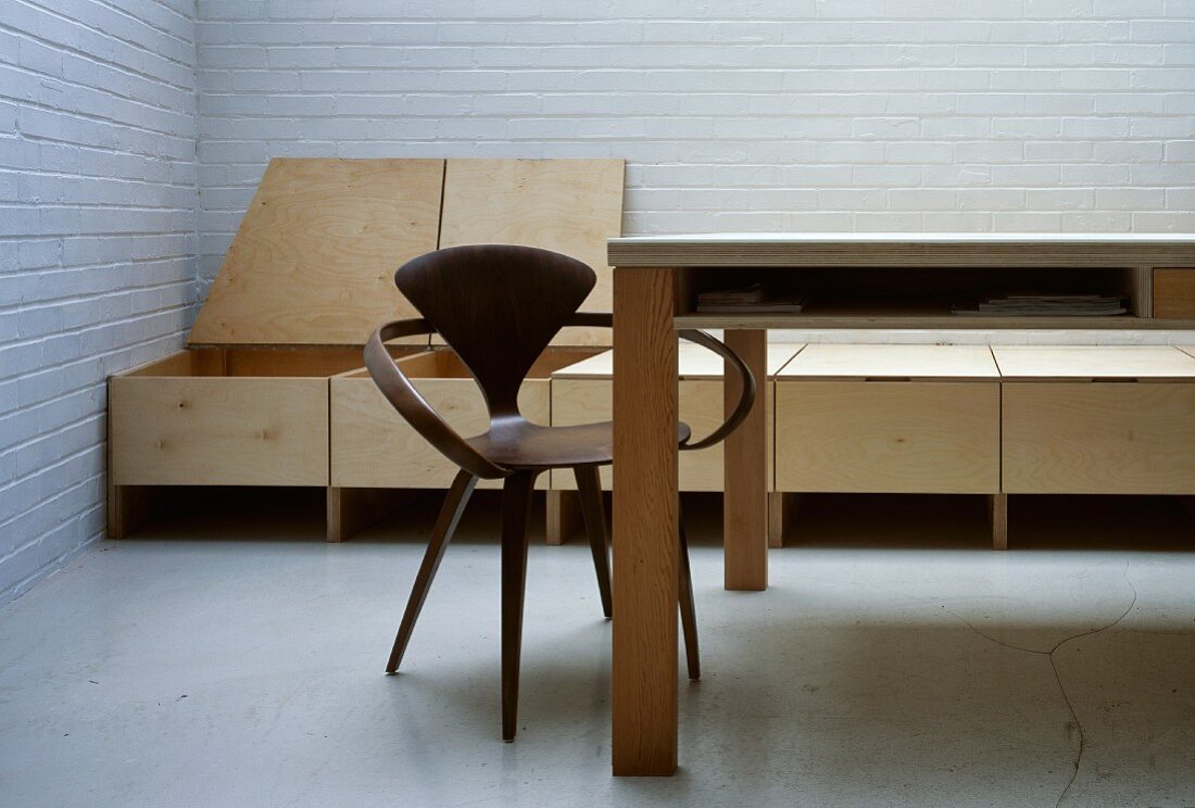 Holzstuhl aus Bauhauszeit am modernem Küchentisch