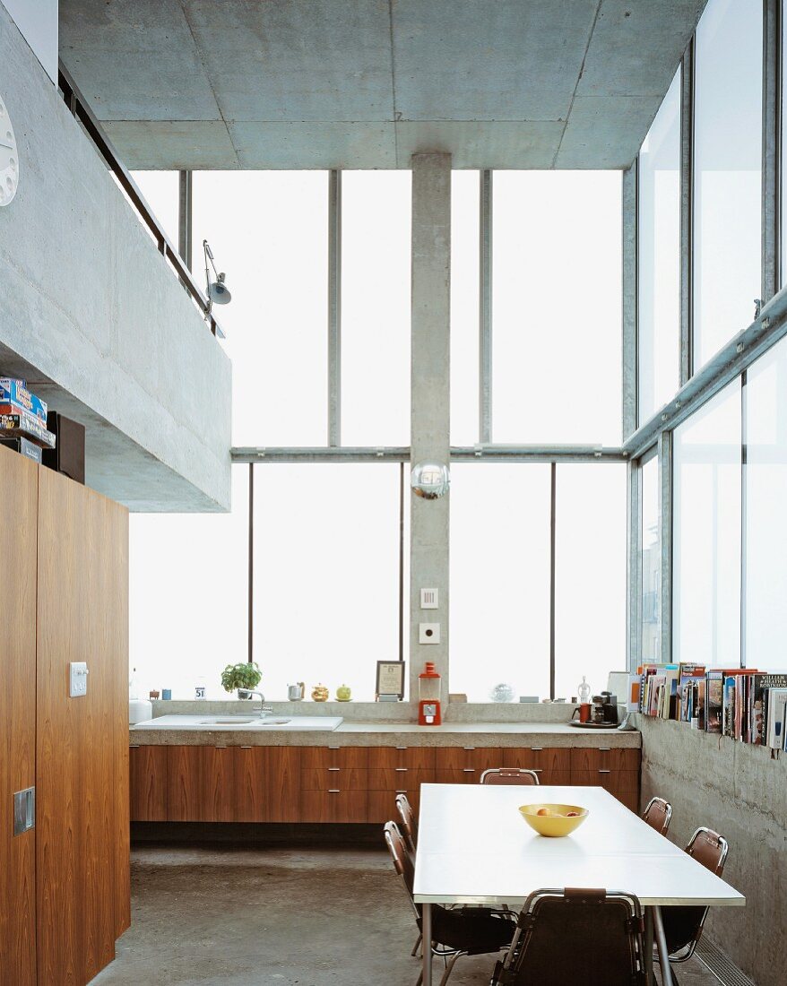 Essplatz in Küche mit Küchenzeile an hoher Fensterfront im zeitgenössischen Wohnhaus