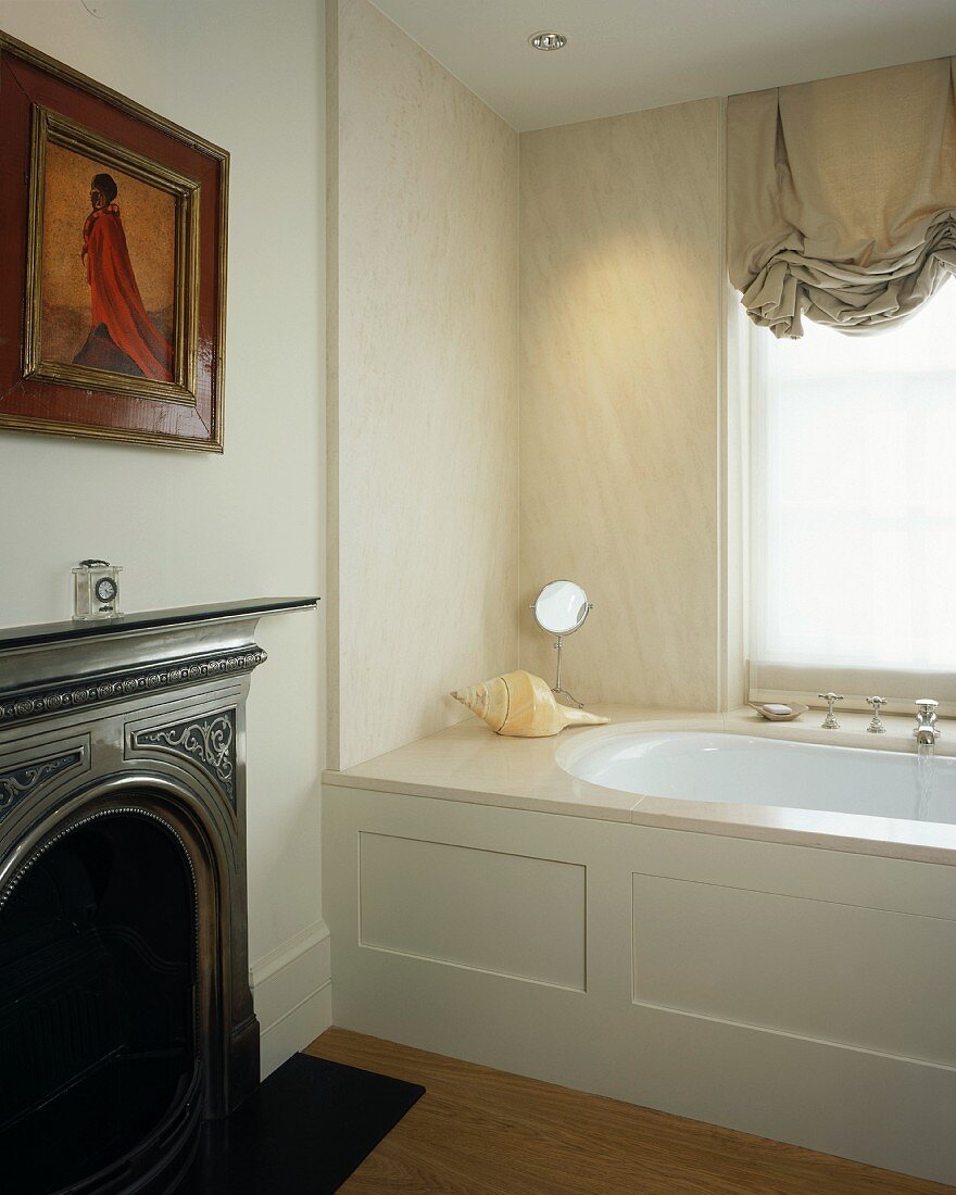 Traditionelles Bad mit Kamin und moderner Badewanne mit Marmorverkleidung an Wand