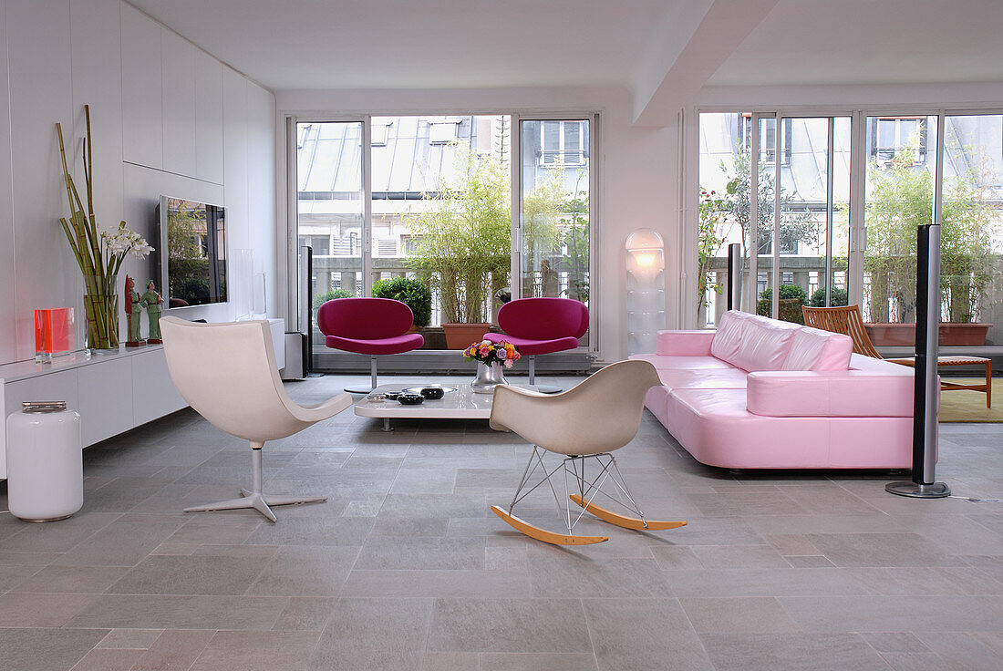 Weitläufiger, offener Wohnraum mit pinkfarbener Couch