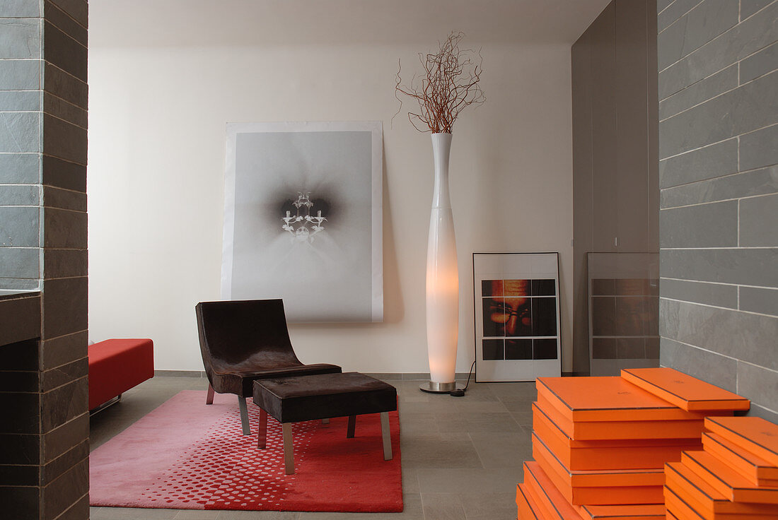 Hohe Bodenvase mit Frühlingszweigen als Stehlampe in minimalistischem Raum