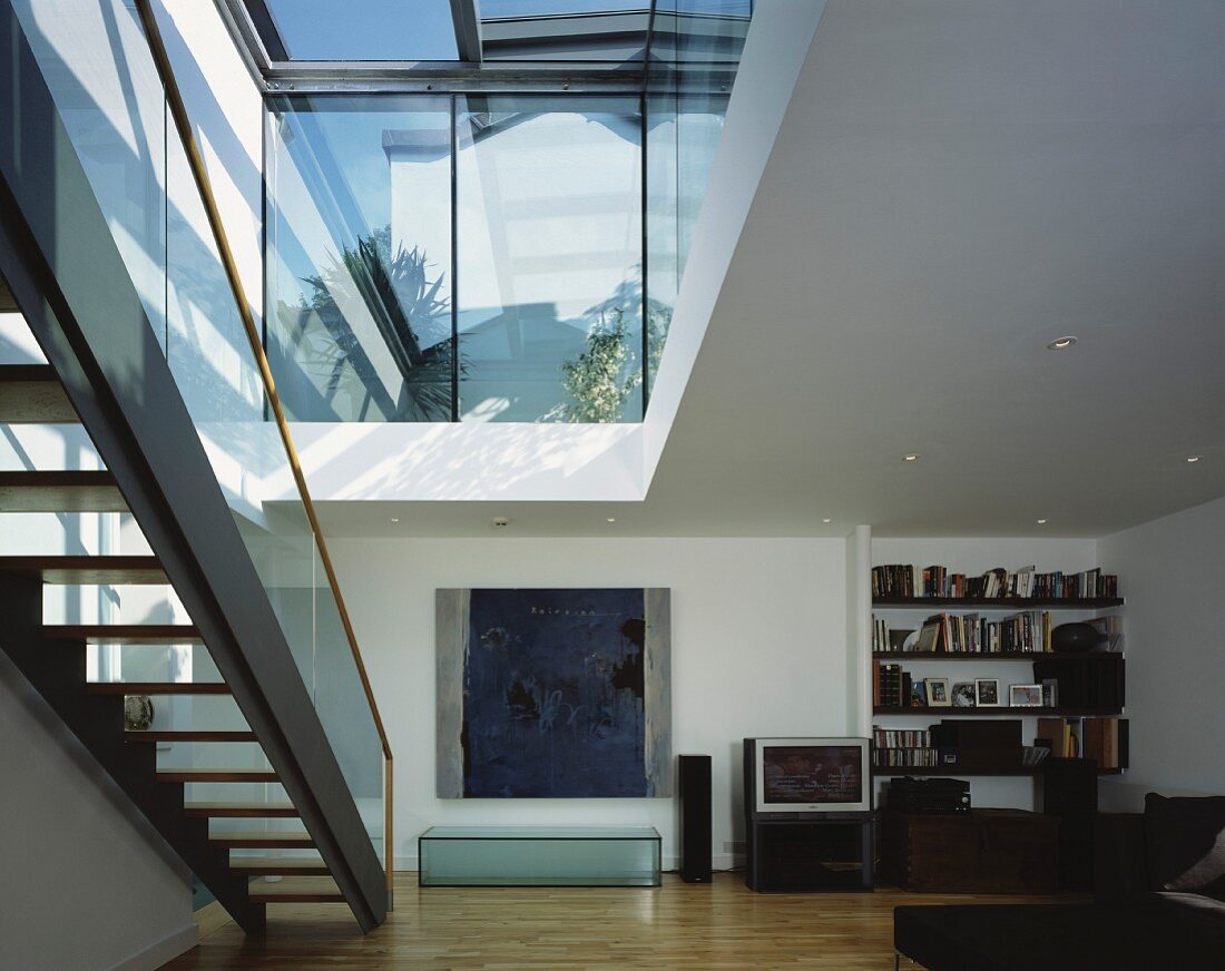 Treppe unter offenem Deckenausschnitt im modernen Wohnraum