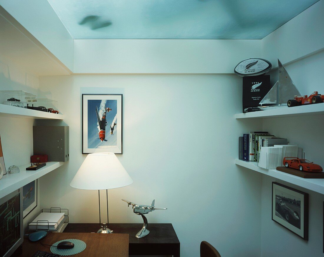 Home Office in kleinem zeitgenössisch gestalteten Raum