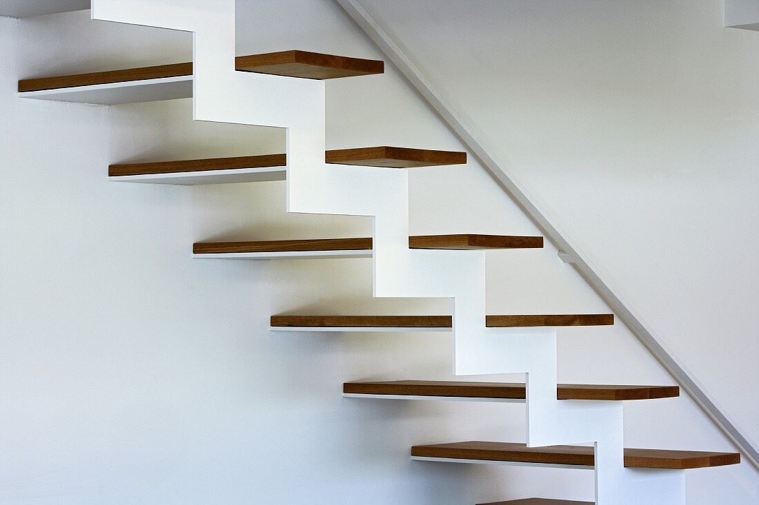 Konstruktionsdetail einer modernen Designertreppe mit Zigzag-Gerüst und Holzstufen